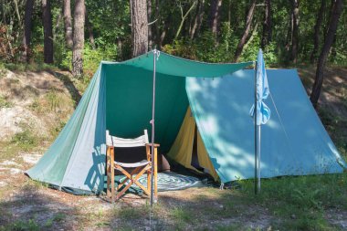 Orman çadırda. Dağlarda seyahat. Kamp içinde belgili tanımlık vahşi. Yeşil Turizm. Kampta hayatta. Temiz havada yaz tatil vahşiler.