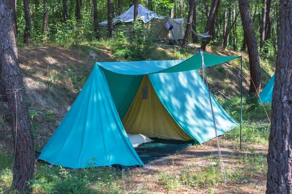 森の中のテント 山の旅 野生のキャンプ グリーン ツーリズム キャンプでの生活 新鮮な空気に夏の休暇の野蛮人 — ストック写真