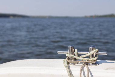 Güneş Köpüklü dalgalarda. Cruise gemisi denizde. Cankurtaran kabloluda. Deniz düğüm. Yatılı zevk tekne.