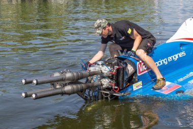 Ternopil, Ukrayna - 25-26 Ağustos 2018: Uim Dünya Şampiyonası 2018 Ternopil hidro Gp. su motor sporları. Formula-1 su. Su üzerinde yarış. Su-motorlu arabalar. Muhteşem aktif spor. Destek ekibi. Yüksek hızlı Motorlu kayak sandallar.