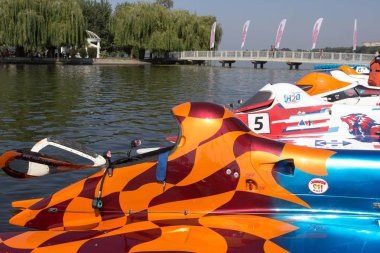 Ternopil, Ukrayna - 25-26 Ağustos 2018: Uim Dünya Şampiyonası 2018 Ternopil hidro Gp. su motor sporları. Formula-1 su. Su üzerinde yarış. Su-motorlu arabalar. Muhteşem aktif spor. Destek ekibi. Yüksek hızlı Motorlu kayak sandallar.