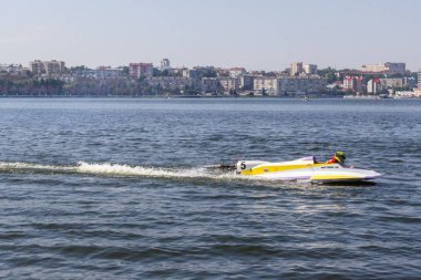 Ternopil, Ukrayna - 25-26 Ağustos 2018: Uim Dünya Şampiyonası 2018 Ternopil hidro Gp. su motor sporları. Formula-1 su. Su üzerinde yarış. Su-motorlu arabalar. Muhteşem aktif spor. Destek ekibi. Yüksek hızlı Motorlu kayak sandallar.
