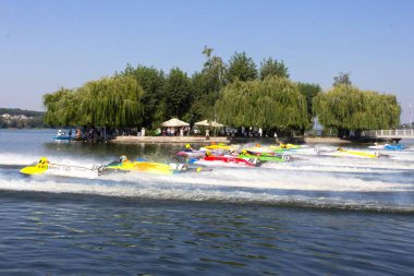 Ternopil, Ukrayna - 25-26 Ağustos 2018: Uim Dünya Şampiyonası 2018 Ternopil hidro Gp. su motor sporları. Formula-1 su. Su üzerinde yarış. Su-motorlu arabalar. Muhteşem aktif spor. Destek ekibi. Yüksek hızlı Motorlu kayak sandallar.