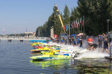 Ternopil, Ukrayna - 25-26 Ağustos 2018: Uim Dünya Şampiyonası 2018 Ternopil hidro Gp. su motor sporları. Formula-1 su. Su üzerinde yarış. Su-motorlu arabalar. Muhteşem aktif spor. Destek ekibi. Yüksek hızlı Motorlu kayak sandallar.