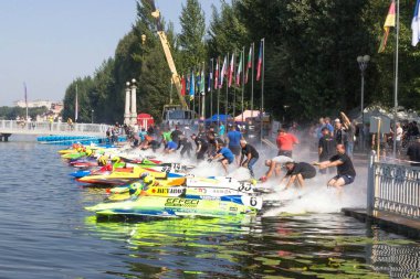 Ternopil, Ukrayna - 25-26 Ağustos 2018: Uim Dünya Şampiyonası 2018 Ternopil hidro Gp. su motor sporları. Formula-1 su. Su üzerinde yarış. Su-motorlu arabalar. Muhteşem aktif spor. Destek ekibi. Yüksek hızlı Motorlu kayak sandallar.