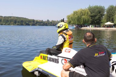 Ternopil, Ukrayna - 25-26 Ağustos 2018: Uim Dünya Şampiyonası 2018 Ternopil hidro Gp. su motor sporları. Formula-1 su. Su üzerinde yarış. Su-motorlu arabalar. Muhteşem aktif spor. Destek ekibi. Yüksek hızlı Motorlu kayak sandallar.