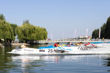 Ternopil, Ukrayna - 25-26 Ağustos 2018: Uim Dünya Şampiyonası 2018 Ternopil hidro Gp. su motor sporları. Formula-1 su. Su üzerinde yarış. 