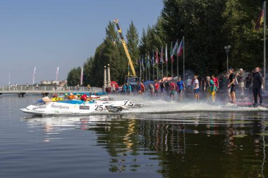 Ternopil, Ukrayna - 25-26 Ağustos 2018: Uim Dünya Şampiyonası 2018 Ternopil hidro Gp. su motor sporları. Formula-1 su. Su üzerinde yarış. 