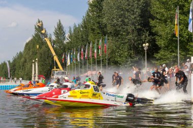 Ternopil, Ukrayna - 25-26 Ağustos 2018: Uim Dünya Şampiyonası 2018 Ternopil hidro Gp. su motor sporları. Formula-1 su. Su üzerinde yarış. 