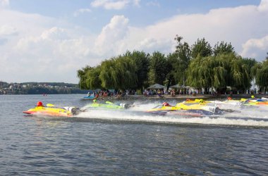 Ternopil, Ukrayna - 25-26 Ağustos 2018: Uim Dünya Şampiyonası 2018 Ternopil hidro Gp. su motor sporları. Formula-1 su. Su üzerinde yarış. 