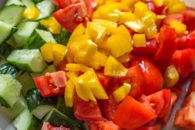 Sebze salatası, domates, salatalık, biber, soğan ve zeytin. Yararlı diyet yiyecek. Yunan salatası. Taze, sulu sebze. Doğal ürünler.