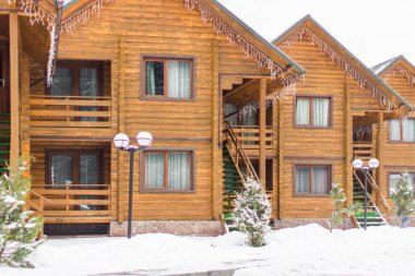 Ahşap evler. Chalet Resort. Kayak Merkezi. Evlerin sayısı. İki katlı evler turistler için. Otel için seyahat etmek. Günlük ev evler. Ukraynalı evler. Köy evleri.