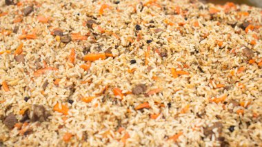 Geleneksel çanak Oryantal mutfağı - etli pilav. Doğu mutfağı. Tabak etli pirinç. Etli pilav. Ulusal mutfağı. 