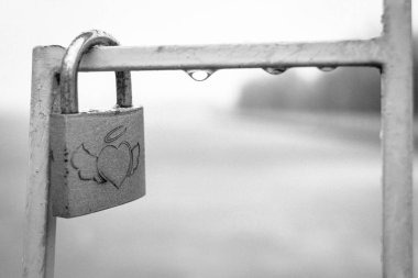 Köprü büyük güvenilir kilit. Sevgi ve sadakat bir kilit şeklinde bir sembolü. 