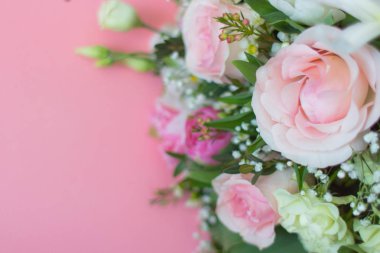 Pembe ve mor tonlarda düğün kartı. Düğün süslemeleri. Gelin buketi. Düğün kartı. Romantik arka plan. Kayıt pembe tonlarında bir düğün. Sevgililer günü. Aşk Bildirgesi.