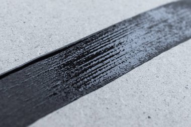 Siyah bant yaşam. Çizgi siyah akrilik veya yağlı boya. Yönetim Kurulu taze siyah boya. Arduvaz arka plan. Koyu renkler hayatta. Depresyon metaforu. Siyah tebeşir tahtası çizim için. Strip siyah boya.