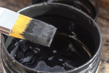 Siyah bir fırça dokulu bir arka plan üzerinde boya. Güneş patlaması siyah boya. Siyah bant yaşam. Banka siyah arduvaz boya ile. Kendi iç yapım. Kayrak boya ile yüzey dekorasyon. Siyah boya ile boyama. 