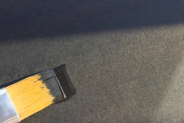 Siyah Bir Fırça Dokulu Bir Arka Plan Üzerinde Boya Güneş — Stok fotoğraf