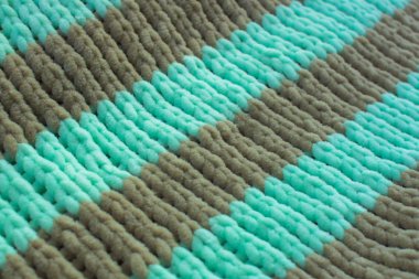 Örgü. Yün şeyler. Hantal bağlama yakın çekim. Hobiler akşamları rahatlamak için. Örgü dikiş. Örme arka plan. Yün iplik. Yumuşak ipliği için bebek giysileri.