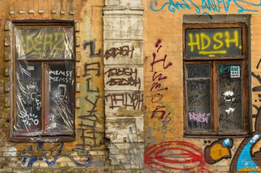 Eski evin duvarları grafiti. Sokak sanatı. Terk edilmiş bir evde boyalı cephe. Kentsel tarzı. İşlevsel olmayan alan büyük bir Avrupa şehri.