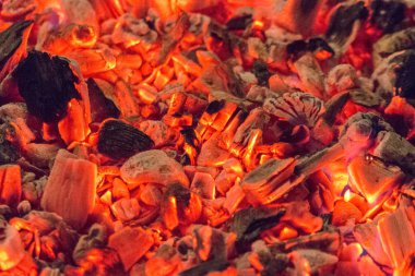 Şömineyi için. Köz ısı. Sıcak kömür. Yangın Barbekü ve barbekü. Yaprak yakmak. Şöminede ateş. Yangın tehlikesi. Şömine ısı. Kömürün üstünde yürümek.