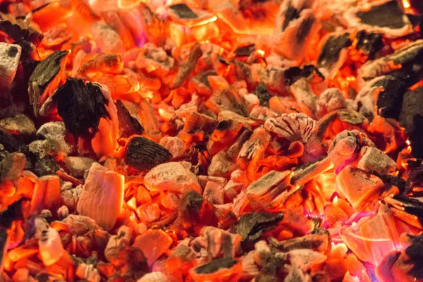Şömineyi için. Köz ısı. Sıcak kömür. Yangın Barbekü ve barbekü. Yaprak yakmak. Şöminede ateş. Yangın tehlikesi. Şömine ısı. Kömürün üstünde yürümek.
