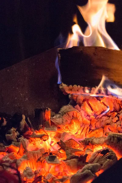 Şömineyi için. Köz ısı. Sıcak kömür. Yangın Barbekü ve barbekü. Yaprak yakmak. Şöminede ateş. Yangın tehlikesi. Şömine ısı. Kömürün üstünde yürümek.
