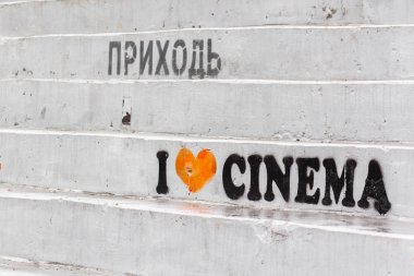 Sinema reklam yazıt merdivenlerinde. Sinema sanatı. Film yapımı evrimi. Aşk için güzel bir film. Sinema davetiyesi. Gişe filmi.