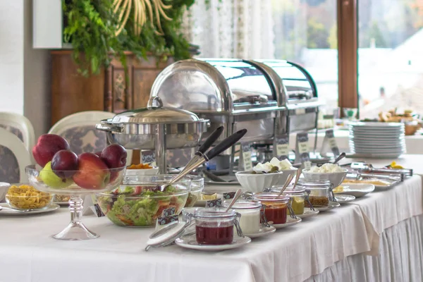 Chic breakfast at the hotel. Catering at the wedding. Buffet at the event. Good food in the restaurant. Self catering during lunch and dinner. Varied food. A wide selection of dishes. European cuisine.