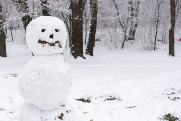 Escultura Nieve Extraño Aterrador Muñeco Nieve Jugar Aire Libre Invierno —  Fotos de Stock