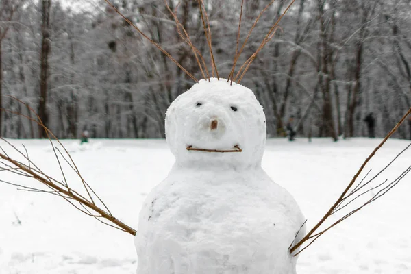 Escultura Nieve Extraño Aterrador Muñeco Nieve Jugar Aire Libre Invierno — Foto de Stock