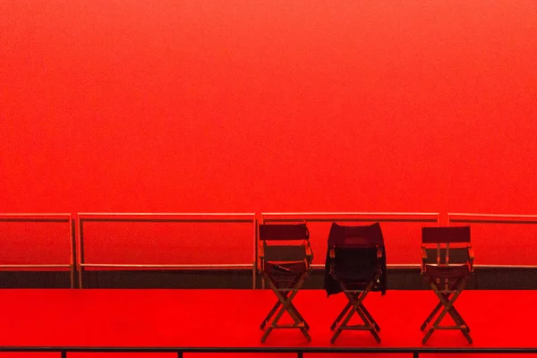 Cadeiras Vazias Palco Teatro Parede Vermelha Sala Grande Assentos Vazios — Fotografia de Stock