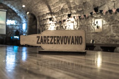 Pub rezerv tabloda yazıt. Orijinal rezervasyon. Bir tabloda bir bar, kafe, Restoran rezervasyon yaptırın. Ayrılmış bir yer. Bir tablo bir yerde arkadaş bir şirket için sipariş. Tüm eğlence bölgesi içinde.