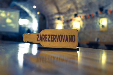 Pub rezerv tabloda yazıt. Orijinal rezervasyon. Bir tabloda bir bar, kafe, Restoran rezervasyon yaptırın. Ayrılmış bir yer. Bir tablo bir yerde arkadaş bir şirket için sipariş. Tüm eğlence bölgesi içinde.