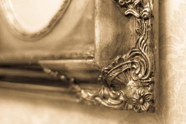 Yaldızlı çerçeve. Eski resim. Pahalı vintage ayna. Antika bir karede çatlamak. Nadir dekor lüks bir iç tasarım. Bir süsleme çerçeveyle restorasyonu.