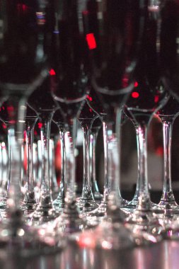Bardak şarap ve şampanya. Sayaç Bar. Bir sürü kristal gözlük. Şirket parti. Alkollü içki. İçecek şenlikli bir partide. Ziyafet Servisi.