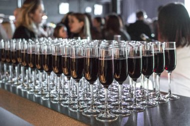 Bardak şarap ve şampanya. Sayaç Bar. Bir sürü kristal gözlük. Şirket parti. Alkollü içki. İçecek şenlikli bir partide. Ziyafet Servisi.