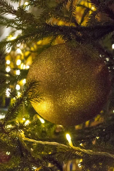 Zlatý Vánoční Hračka Lesklé Multi Barevné Koule Vánoční Stromeček Dekorace — Stock fotografie