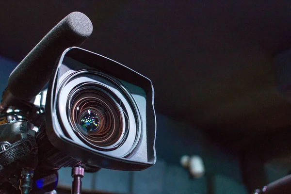 Kamera objektifi. Bir film ya da televizyon programı çekim. Profesyonel ekipman kameraman. Kitle iletişim araçları. Televizyon ve film üretiminde iş. Üretim stüdyo tam devir. TV programı.
