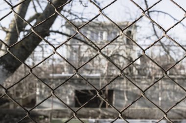 Metal çit. Demir kafes çit. Sınır bölgesi. Terk etmekte yasak. Hırsızlık koruma. Yabancı toprakları. Zincir bağlantı yakın çekim kafes. Çelik kafes. Yasak bölgenin inşaat.