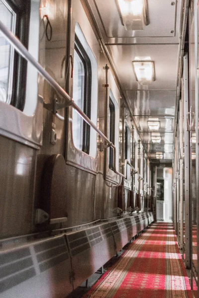Tren koridorda. Yolcu elektrikli tren araba. Demiryolu taşımacılığı. Avrupa demiryolu. Trende Coupe. Eski Tren uzun koridor.