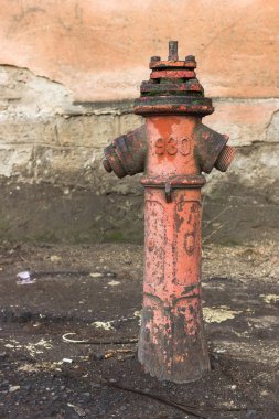Kırmızı musluğu sokakta. Yangın söndürme aracı. Su ile boru. Eski günlerde yangın sistemi. Eski hidrant. Yangın güvenliği.