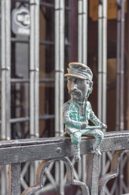 Adam bronz figürü. Sahte ürün. Şehir anıt. Turistler için eğlence. Kentin dış dekor. Heykeller Uzhgorod Ukrayna içinde. Komik küçük adam.