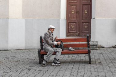 İkinci gençlik tekerlekli paten şık yaşlı adam. Saygıdeğer yaş. Özgün insanlar. Savurgan tarzı kıyafetler. Özgür Avrupa. Emeklilik sınıflar çeşitli. Neşeli Avrupa. Mutlu emekli.