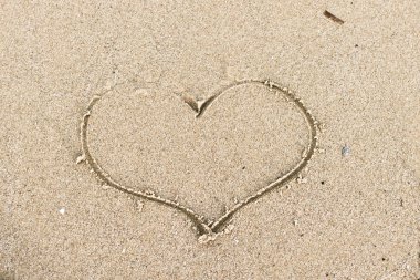 Aşk sembolü. Kalp kum. Kum plaj. Summer resort tropikal. Yaz sıcağında. Güneşli havalarda. Sevgililer günü. Romantik kartpostal. Sempati ve sevgi duyguları.