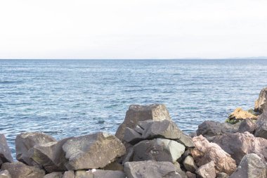 Çok renkli deniz taşları. Deniz ya da okyanus büyük taşlar. Deniz manzarası. Taş Höyük. Nessebar Karadeniz sahilleri. Bulgaristan doğası. Euro-dönüş. Cobblestones su.