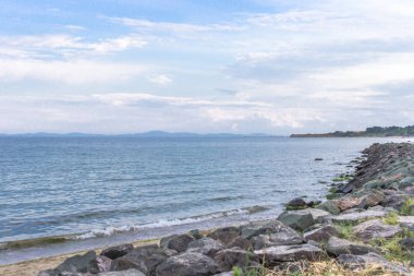 Çok renkli deniz taşları. Deniz ya da okyanus büyük taşlar. Deniz manzarası. Taş Höyük. Nessebar Karadeniz sahilleri. Bulgaristan doğası. Euro-dönüş. Cobblestones su.