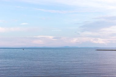 Renkli deniz manzarası. Doğal gökyüzü degrade. Çok renkli bulutlar sakin denize. Turkuaz ve masmavi su renk Okyanusu. Küçük dalgalar. Deniz ufuk. Bulutlu gökyüzü.