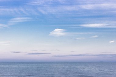 Renkli deniz manzarası. Doğal gökyüzü degrade. Çok renkli bulutlar sakin denize. Turkuaz ve masmavi su renk Okyanusu. Küçük dalgalar. Deniz ufuk. Bulutlu gökyüzü.
