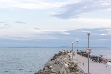 Sahil İskelesi. Sahil beldesi iskelede. Yaz tatili Bulgaristan sahil. Deniz havası. Euro-dönüş. Karadeniz kıyısındaki. Okyanus görmek.